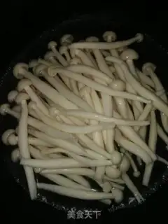Make The meat and the white mushrooms step 1