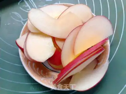Make Cinnamon apple milk tea step 1