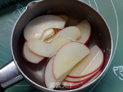 Make Cinnamon apple milk tea step 2