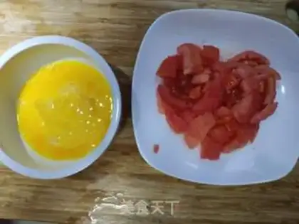 Make Tomato fried eggs step 1