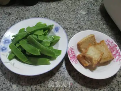 Make Fish tofu fried Dutch beans step 0
