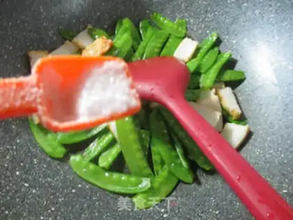 Make Fish tofu fried Dutch beans step 4