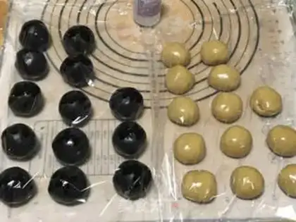 Make A broad black sesame moon cake step 5