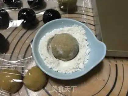 Make A broad black sesame moon cake step 7