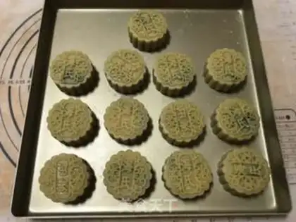 Make A broad black sesame moon cake step 9