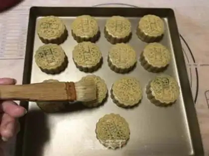 Make A broad black sesame moon cake step 12