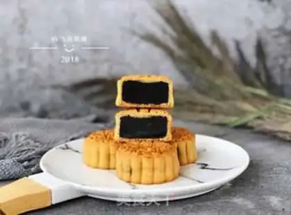Make A broad black sesame moon cake step 20