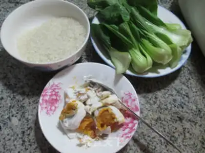 Make Porridge of salted duck egg greens step 0