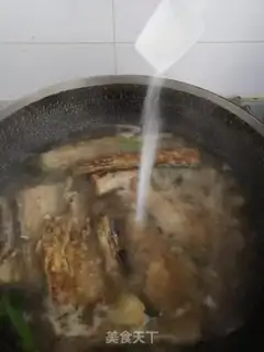 Make Quick hands on the fish step 11