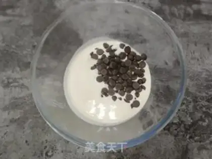 Make Net red dirty moon cake step 14