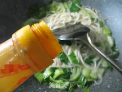 Make Green bean sprouts, duck noodles step 3