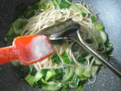 Make Green bean sprouts, duck noodles step 4