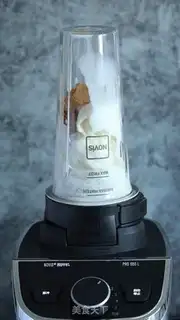 Make Cracker strawberry milkshake step 1