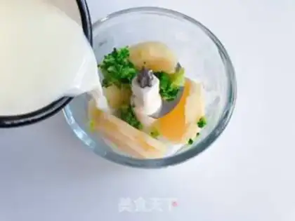 Make Mashed mashed mashed milk and blue flowers step 5