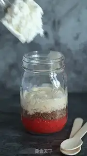 Make Cracker strawberry milkshake step 4