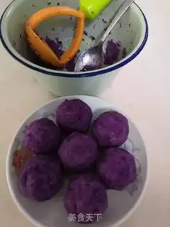 Make Spam-coloured mooncake step 11