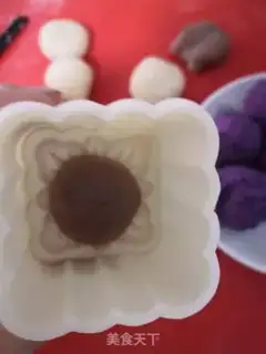 Make Spam-coloured mooncake step 14