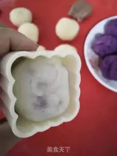 Make Spam-coloured mooncake step 15