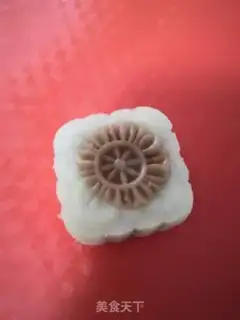 Make Spam-coloured mooncake step 16