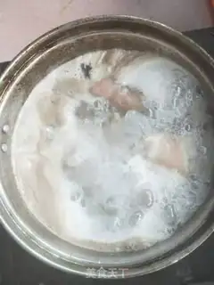 Make Blooded pig hoof soup step 1