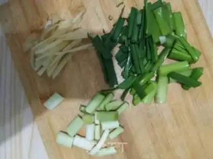 Make Garlic sprouts step 1