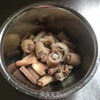 Make Piggy-tailed onions step 0