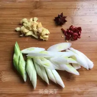Make Piggy-tailed onions step 1