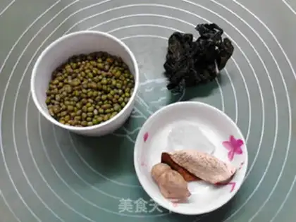 Make The green bean sand is sweet step 0