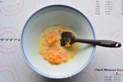 Make A yellow-haired moon cake step 2