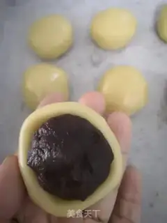 Make Rose Bean Sand Mooncake step 8