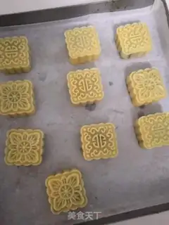 Make Rose Bean Sand Mooncake step 12