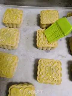 Make Rose Bean Sand Mooncake step 14