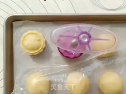 Make A yellow-haired moon cake step 23