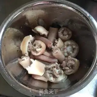 Make Burn the tail of a pig step 0
