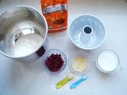 Make Goo-goo-Hoff cranberry bread step 0