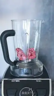Make A strawberry milkshake step 2