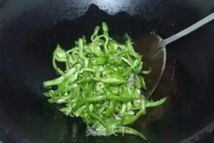 Make Green peppers with white fried meat step 2