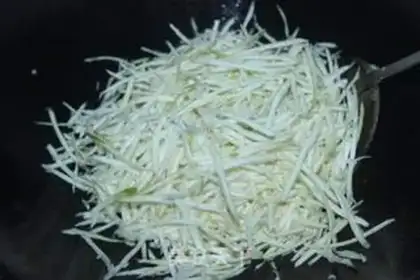 Make Green peppers with white fried meat step 3