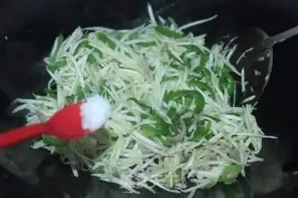 Make Green peppers with white fried meat step 4