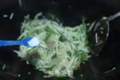 Make Green peppers with white fried meat step 5