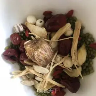 Make Lotus green bean bone soup step 0