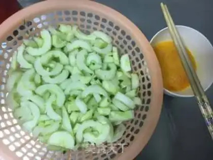 Make cucumber fried eggs step 1