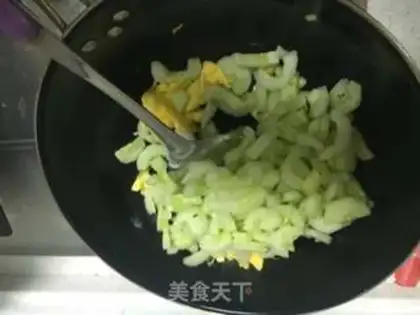 Make cucumber fried eggs step 4