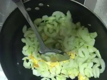 Make cucumber fried eggs step 5