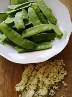 Make Garlic Dutch beans step 0