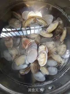Make Spicy clams step 1