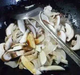 Make The mushrooms are white step 3