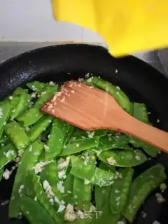 Make Garlic Dutch beans step 5