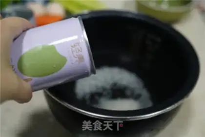 Make Squeeze the chili meat for the rice step 1