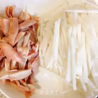 Make A squid radish fan soup step 0